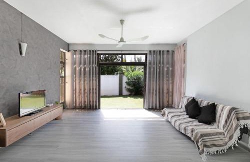 Morcellement Raffray House | Spacious and Cosy Coastal Retreat