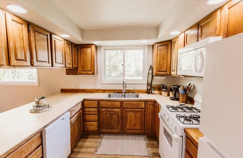 Palmer House | Spacious and Cozy Home in Palmer. Mountains Views - 1.5 mi from downtown Palmer