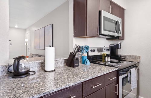 Riverside Apartment | Spacious and Cozy King Bed 2BR Suite 5 Min to DT