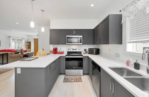 Saanichton House | Spacious and modern new construction with lots of room for the family.