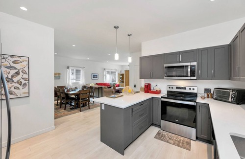 Saanichton House | Spacious and modern new construction with lots of room for the family.