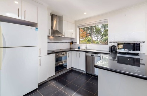 Cook House | Spacious and Restful Holiday Home with Backyard