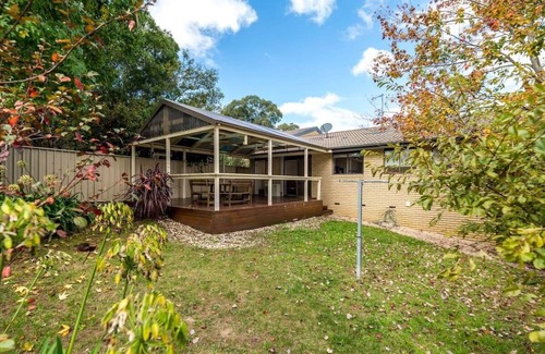 Cook House | Spacious and Restful Holiday Home with Backyard