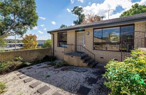 Cook House | Spacious and Restful Holiday Home with Backyard