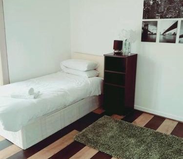 West Thurrock House | Spacious and Tastefully Decorated Town House In Lakeside West Thurrock Grays