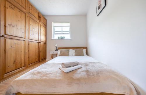 Bishop's Stortford Apartment | Spacious Apartment, near Stansted Airport & Bishops Stortford Town Centre, Comfy for Contractors and Relocators