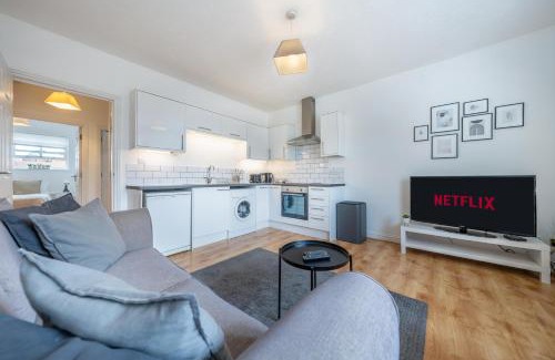 Bishop's Stortford Apartment | Spacious Apartment, near Stansted Airport & Bishops Stortford Town Centre, Comfy for Contractors and Relocators
