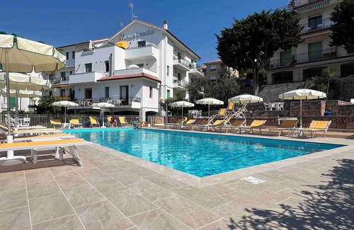 Pietra Ligure Apartment | Spacious apartment with sea view, pool, parking space