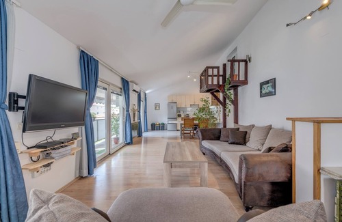 Vranjic Apartment | Spacious Apartment w Three Balconies and Parking