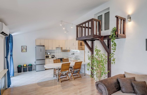 Vranjic Apartment | Spacious Apartment w Three Balconies and Parking