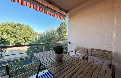 Tijesno Apartment | Spacious Apt in Tisno Near Garden Resort – 4 Min