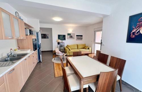 Tijesno Apartment | Spacious Apt in Tisno Near Garden Resort – 4 Min