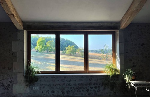 Bonnes House | Spacious Barn Conversion for 12 , with swimming pool near Aubeterre-sur-Dronne
