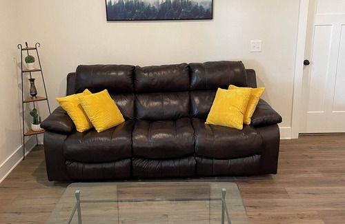 Central House | Spacious Basement Suite with full Kitchen 4 Miles to CU
