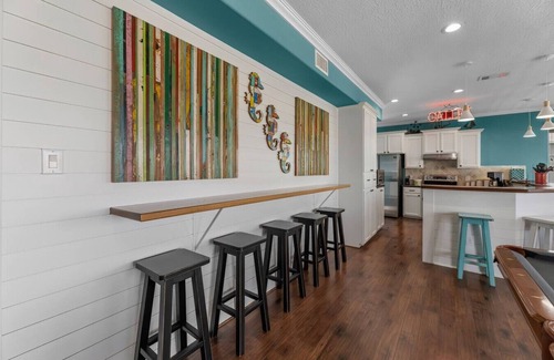 Anahuac House | Spacious Bayfront home