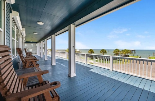 Anahuac House | Spacious Bayfront home