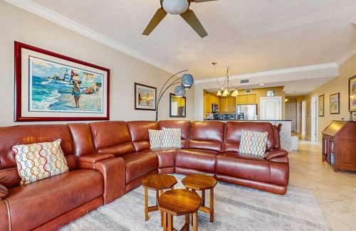Fort Walton Beach Condo | Spacious beachfront condo with full kitchen, shared pool and beach access
