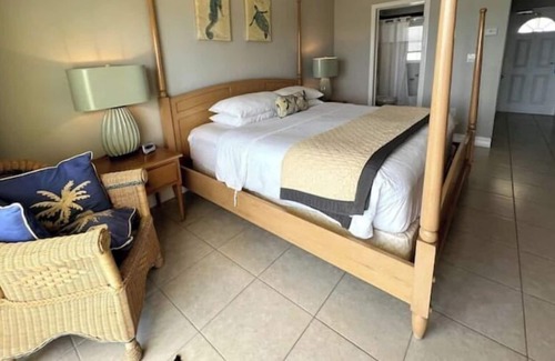 Colliers Bay Apartment | Spacious Beachfront Penthouse Studio -Sleeps 2