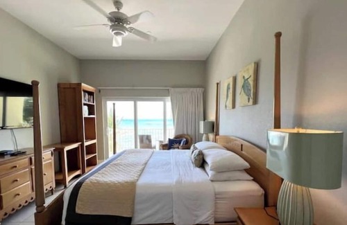 Colliers Bay Apartment | Spacious Beachfront Penthouse Studio -Sleeps 2