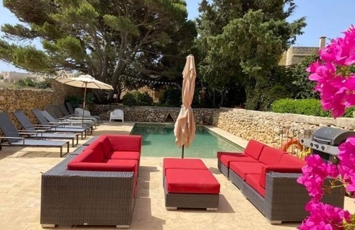 Santa Lucija Villa | SPACIOUS, beautiful villa, large garden and pool, home from home