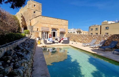 Santa Lucija Villa | SPACIOUS, beautiful villa, large garden and pool, home from home