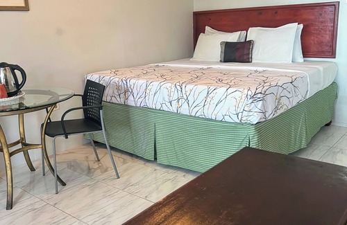 West End Hotel | Spacious boutique hotel with 12 en-suites and WiFi, AC in delightful Negril