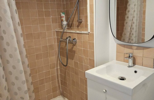Noailles Bed & Breakfast | Spacious, bright and central self-contained studio in a chambre d'hôte
