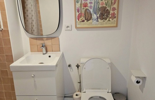 Noailles Bed & Breakfast | Spacious, bright and central self-contained studio in a chambre d'hôte