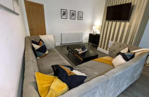 St Helens House | Spacious Bungalow in St Helens, Off Street Free Parking, 1min to Carr Mill Dam