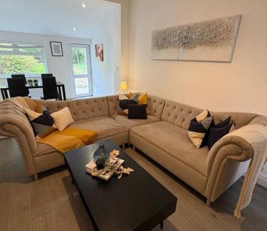 St Helens House | Spacious Bungalow in St Helens, Off Street Free Parking, 1min to Carr Mill Dam