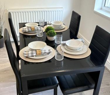 St Helens House | Spacious Bungalow in St Helens, Off Street Free Parking, 1min to Carr Mill Dam