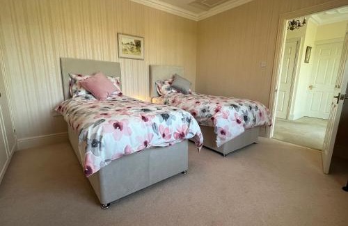 Hilperton House | Spacious bungalow with large private garden