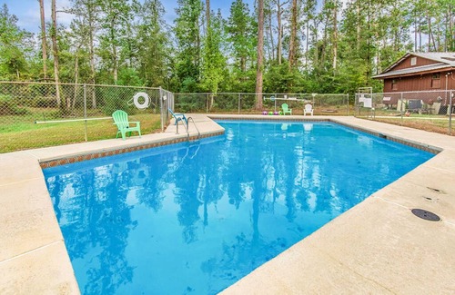 Dry Creek Cabin | Spacious Bunkhouse Rental at Bundick Lake RV Park with Full Amenities