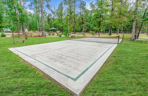 Dry Creek Cabin | Spacious Bunkhouse Rental at Bundick Lake RV Park with Full Amenities