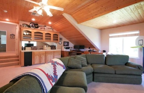 Shaver Lake House | Spacious cabin with game room free WIFI & parking