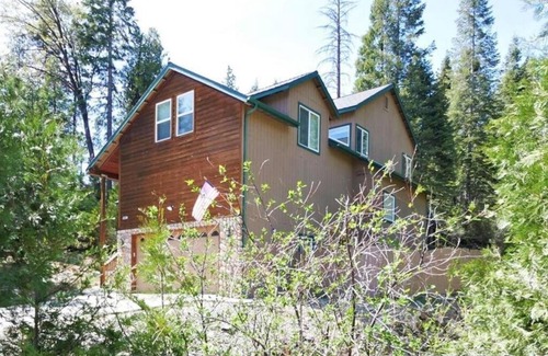 Shaver Lake House | Spacious cabin with game room free WIFI & parking