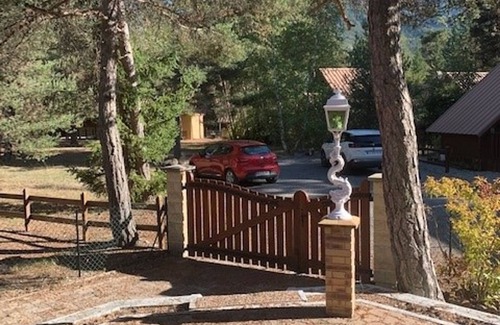 Barcelonnette Ski Chalet | Spacious Chalet Near Golf Course, Sleeps 8, Fully Equipped Kitchen, Free Shuttle to Ski Resort