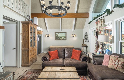 Beech Mountain House | Spacious Chalet Near Slopes – Sleeps 10, Pet Friendly
