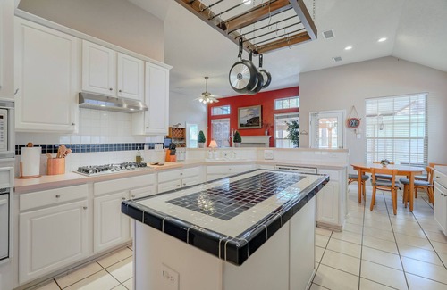 Alden Bridge House | Spacious & Classic 5BR House for 11 w/Backyard + Covered Deck
