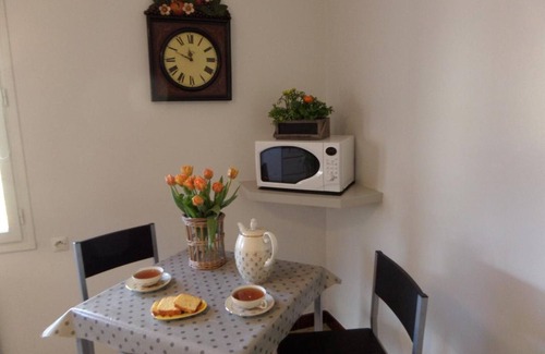 Cravant-les-Coteaux Cottage | Spacious Cottage with Garden in Touraine Vineyards — Sleeps 10, Near Loire Castles