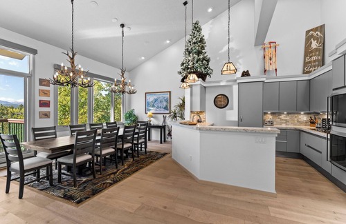Lakeside Village Condo | Spacious Condo Overlooking Keystone Lake w/2 Private Balconies & Fireplaces!