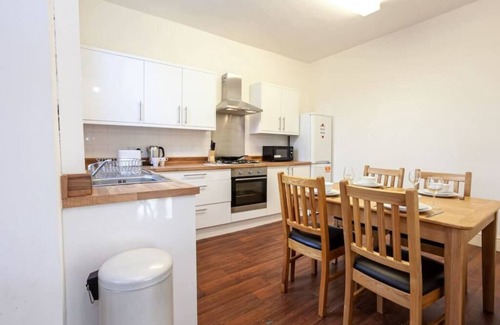Walkden House | Spacious Cosy 2 Bedroom House by Bridgewater Canal
