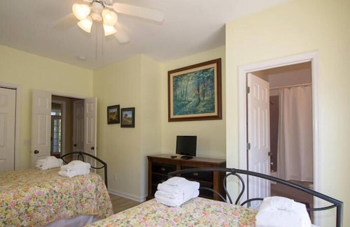 Saint Helena Island Cottage | Spacious Cottage w/ WiFi & Screened-In Porch - Near Marina & Boathouse