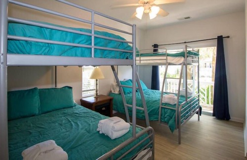 Saint Helena Island Cottage | Spacious Cottage w/ WiFi & Screened-In Porch - Near Marina & Boathouse