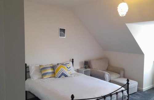 Oldham House | Spacious Ensuite King Room Private Neighbourhood Free Parking Space