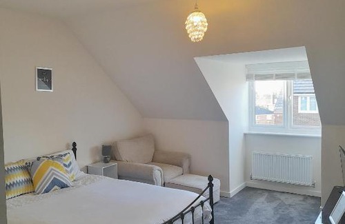 Oldham House | Spacious Ensuite King Room Private Neighbourhood Free Parking Space