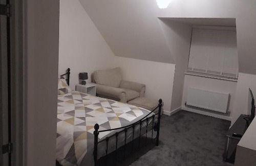 Oldham House | Spacious Ensuite King Room Private Neighbourhood Free Parking Space