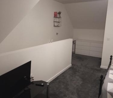 Oldham House | Spacious Ensuite King Room Private Neighbourhood Free Parking Space