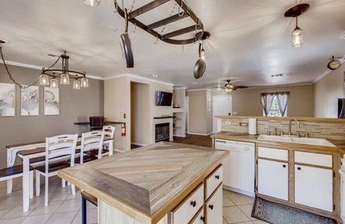 Pittmann House | Spacious Entire Home Near Airport and Downtown Perfect for Families & Work Trips
