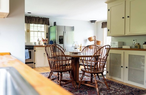 Peterborough House | Spacious Estate With Mtn Views! Private Setting, Great Family Home!